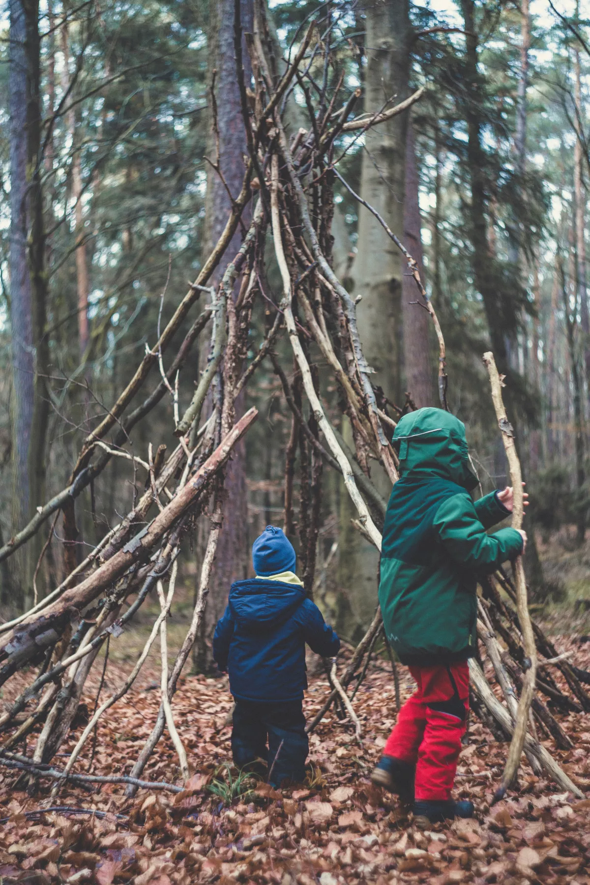 kids building a den